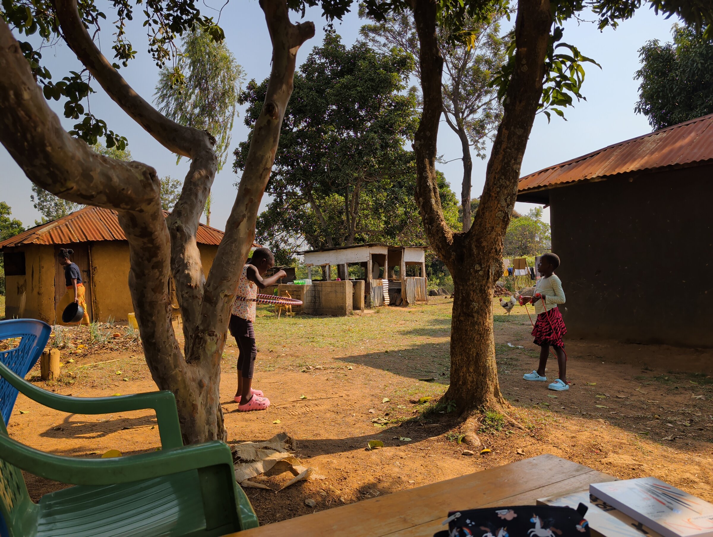 Kids spielen in der Community mit Hula-Hoop-Reifen und Springseil
